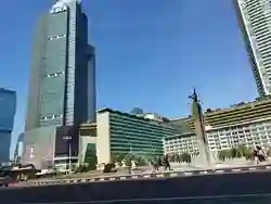 Cuaca Cerah di Jakarta Mendorong Warga Untuk Tetap ke Bundaran HI Meski Tanpa Ada CFD